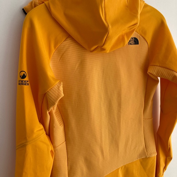 North face jacket in marigold - Picture 7 of 10